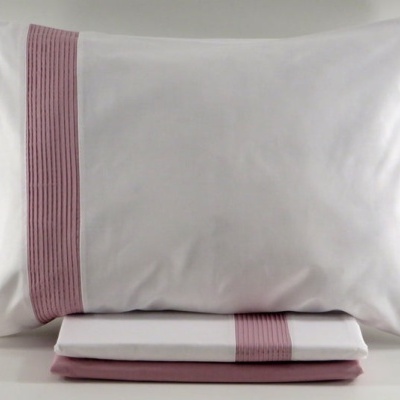 Conjunto de roupa de cama branco com faixa rosa texturada