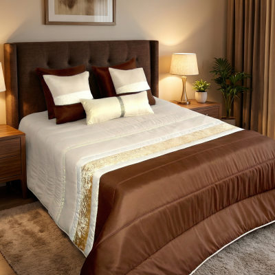 Cama dupla com edredão branco e castanho, cabeceira castanha, mesas de cabeceira em madeira com candeeiros e plantas, cortinas bege e tapete castanho claro.
