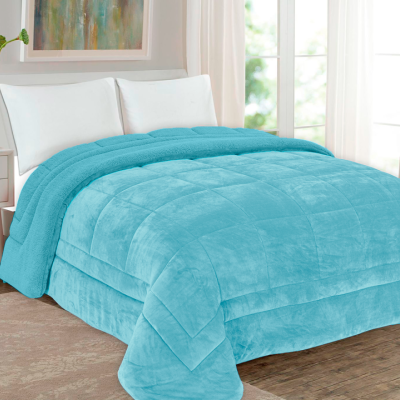 Cobertor azul turquesa acolchoado em cama de casal num quarto moderno