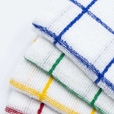 Panos de cozinha brancos xadrez azul, verde, amarelo e vermelho empilhados