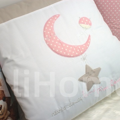 Almofada decorativa branca com lua cor-de-rosa e estrela bege