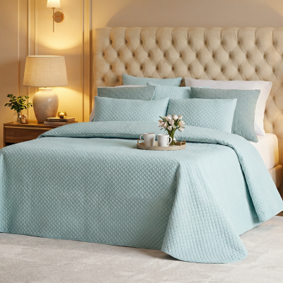 Conjunto de cama azul claro com cabeceira beige estofada e mesas de cabeceira em madeira com candeeiros e decoração