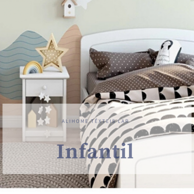 Quarto infantil com cama branca, roupa de cama preta e branca, almofada castanha e mesinha de cabeceira decorada