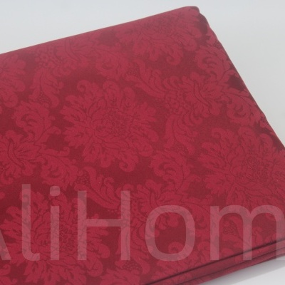 Tecido vermelho com padrão damasco e vaso decorativo