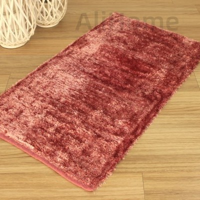 Tapete vermelho e rosa sobre chão de madeira clara