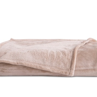 Manta ou cobertor bege claro dobrado sobre fundo branco