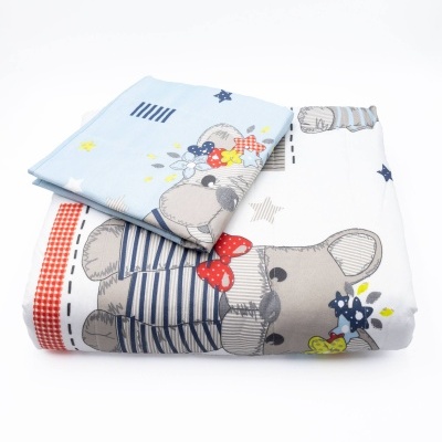 Conjunto de roupa de cama infantil com estampado de ursos e detalhes coloridos
