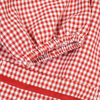 Pano de cozinha ou avental aos quadrados vermelhos e brancos com bolso e punho elástico
