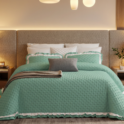 Quarto com cama equipada com roupa verde água e duas mesinhas de cabeceira em madeira com abajures acesos