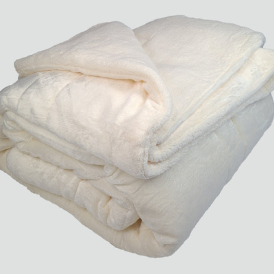 Cobertor branco dobrado em fundo cinza claro