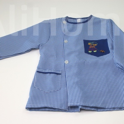 Casaco infantil azul xadrez com bolso e botões