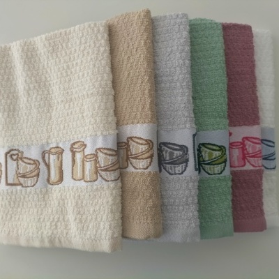Conjunto de cinco toalhas de mão com faixas bordadas coloridas