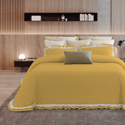 Cama com colcha e almofadas amarelas em quarto moderno com parede de madeira e prateleira preta