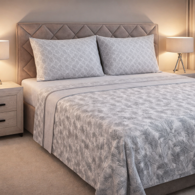 Cama com roupa de cama padrão folhas e cabeceira estofada bege