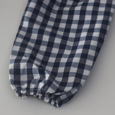 Manga xadrez azul escuro e branco com elástico na extremidade inferior