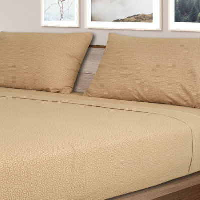 Conjunto de cama bege com padrão circular em madeira clara e quadros na parede