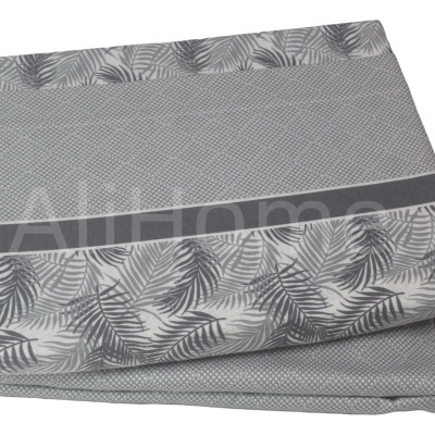 Toalha de banho cinza com padrão de folhas e texto AliHome