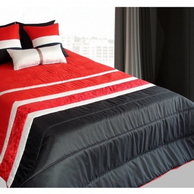 Conjunto de cama em vermelho, preto e branco com padrões geométricos
