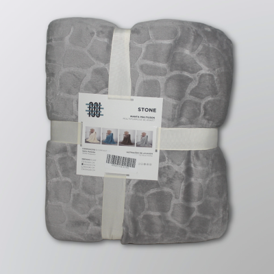 Manta cinzenta dobrada com padrão de pedras e etiqueta