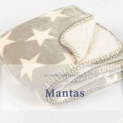 Manta cinza com estrelas brancas dobrada