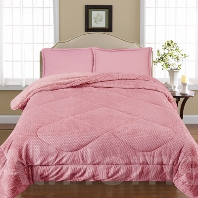 Cama com conjunto de roupa de cama rosa em ambiente com janelas e mesa com plantas