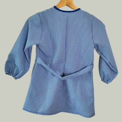 Bata infantil azul e branca xadrez com botões nas costas