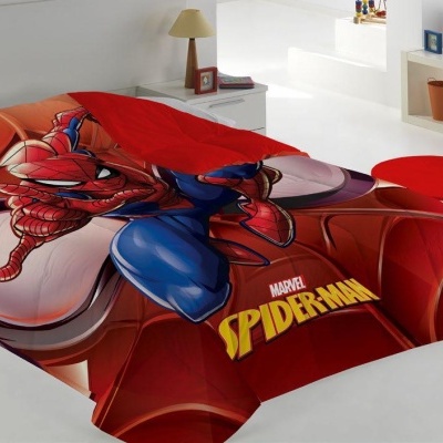 Colcha de cama com tema Spiderman em quarto moderno branco