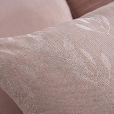 Almofada rosa claro com padrão floral branco em tecido texturizado