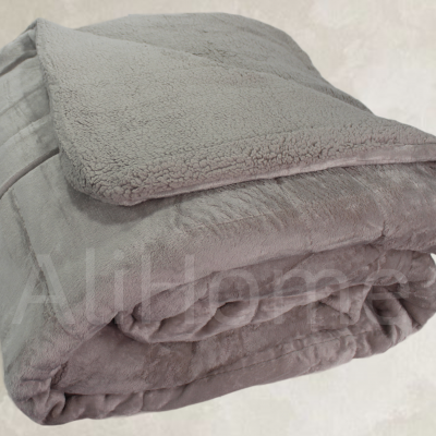 Cobertor cinzento dobrado com textura felpuda e lisa
