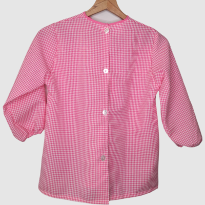 Blusa infantil rosa e branca xadrez com botões brancos nas costas