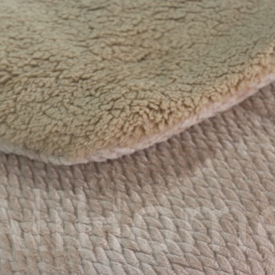 duas mantas ou almofadas bege claras sobrepostas, detalhes dos tecidos