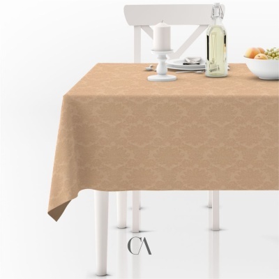 Mesa com toalha castanho claro com padrão floral e objetos de mesa