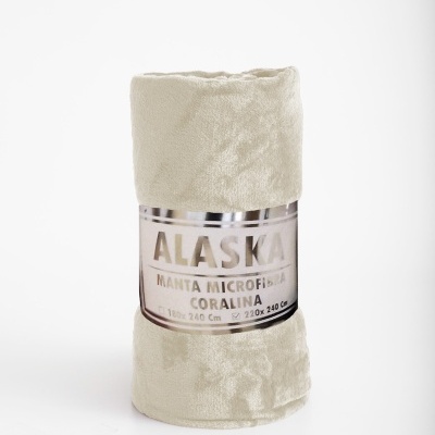 Manta microfibra coralina bege da marca ALASKA com etiqueta nas dimensões 220x240 cm