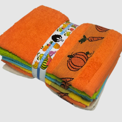 Conjunto de panos de cozinha coloridos com decoração de abóboras e cenouras