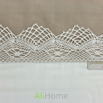 Tecido branco com renda branca e etiqueta pronome gold