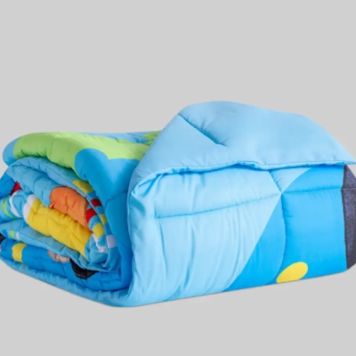 Edredão colorido dobrado com padrão azul e verde