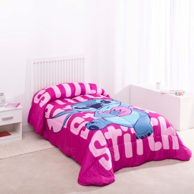 Cama de solteiro com edredão rosa e roxo com estampa Stitch