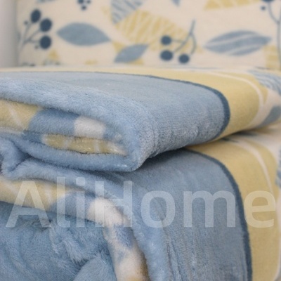 Edredão e almofada suave azul com padrão floral em creme e amarelo