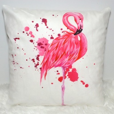 Almofada branca com estampa de flamingo rosa e manchas de tinta rosa e vermelha.