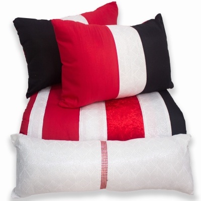 Conjunto de almofadas com riscas vermelhas, brancas e pretas