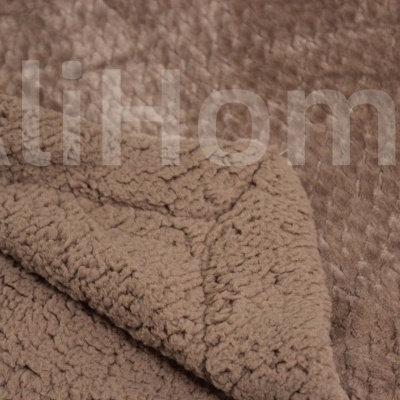 Cobertor castanho claro felpudo dobrado sobre superfície