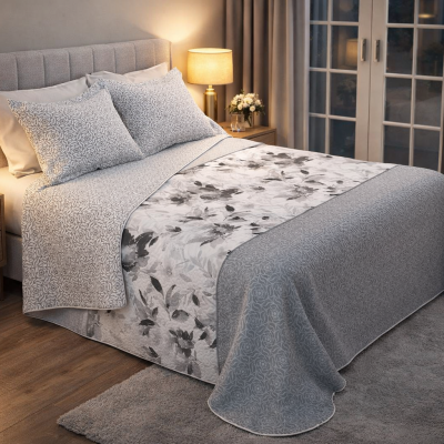 Conjunto de cama com colcha e almofadas cinzentas com padrão floral e geométrico