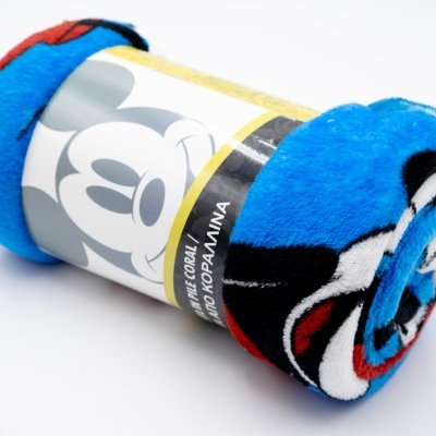 Manta coral com padrão colorido e embalagem Mickey Mouse