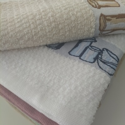 Toalhas de cozinha brancas com bordados de utensílios em castanho e azul