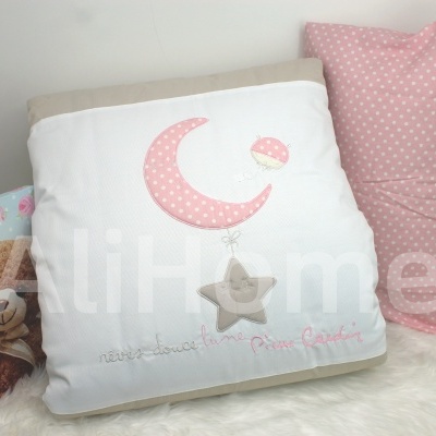 Almofada decorativa para bebé com lua cor-de-rosa e estrela bege em tecido branco e bege