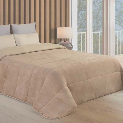 Colcha cor de areia de veludo com forro pelúcia creme sobre cama numa sala com parede de madeira clara