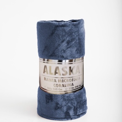 Manta azul escura de microfibra coralina enrolada com etiqueta prateada