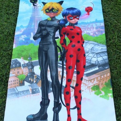 Toalha de praia Miraculous com personagens Cat Noir e Ladybug
