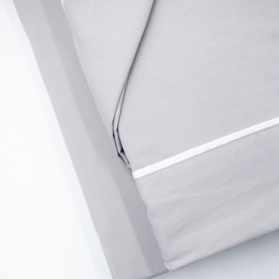 Lençóis cinza claro com risca branca