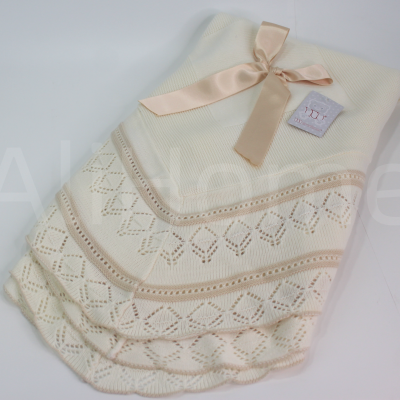 Cobertor de bebê branco e bege com laço e etiqueta XII